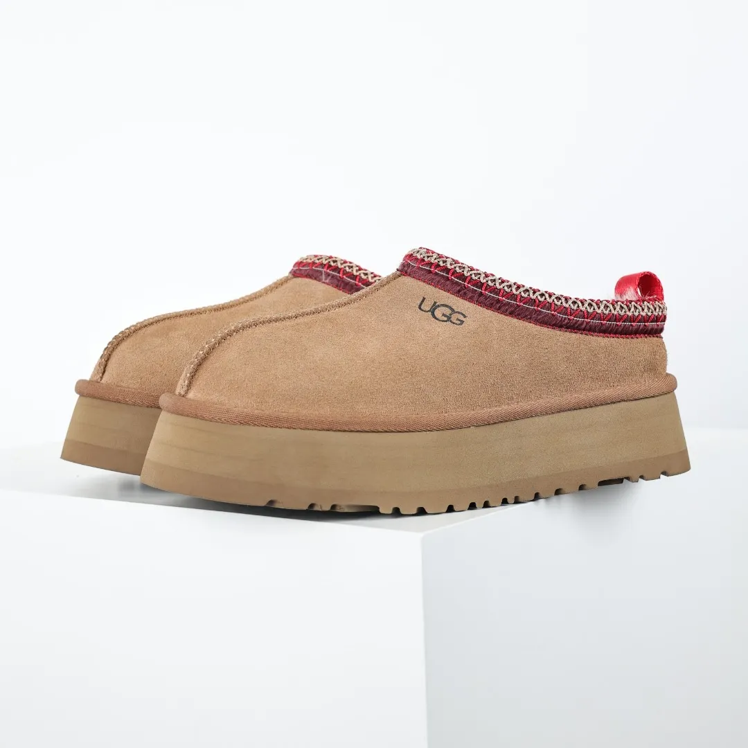 Copy price 💰560 Core recommendation of good price 5cm thick sole, independently developed original outsole, cashmere insole, keeping warm in winter, suitable for home use. In the new year, uug launched a style series, which is partially geared towards the preferences of young consumers. It has also moved to the forefront of fashion trends. Shoe body material, water-repellent coated suede upper, 17 mm UGGPURE™ implanted wool insole, lightweight non-slip and comfortable rubber outsole, with brand LOGO and trademark, with full package Size: 35 36 37 38 39 40